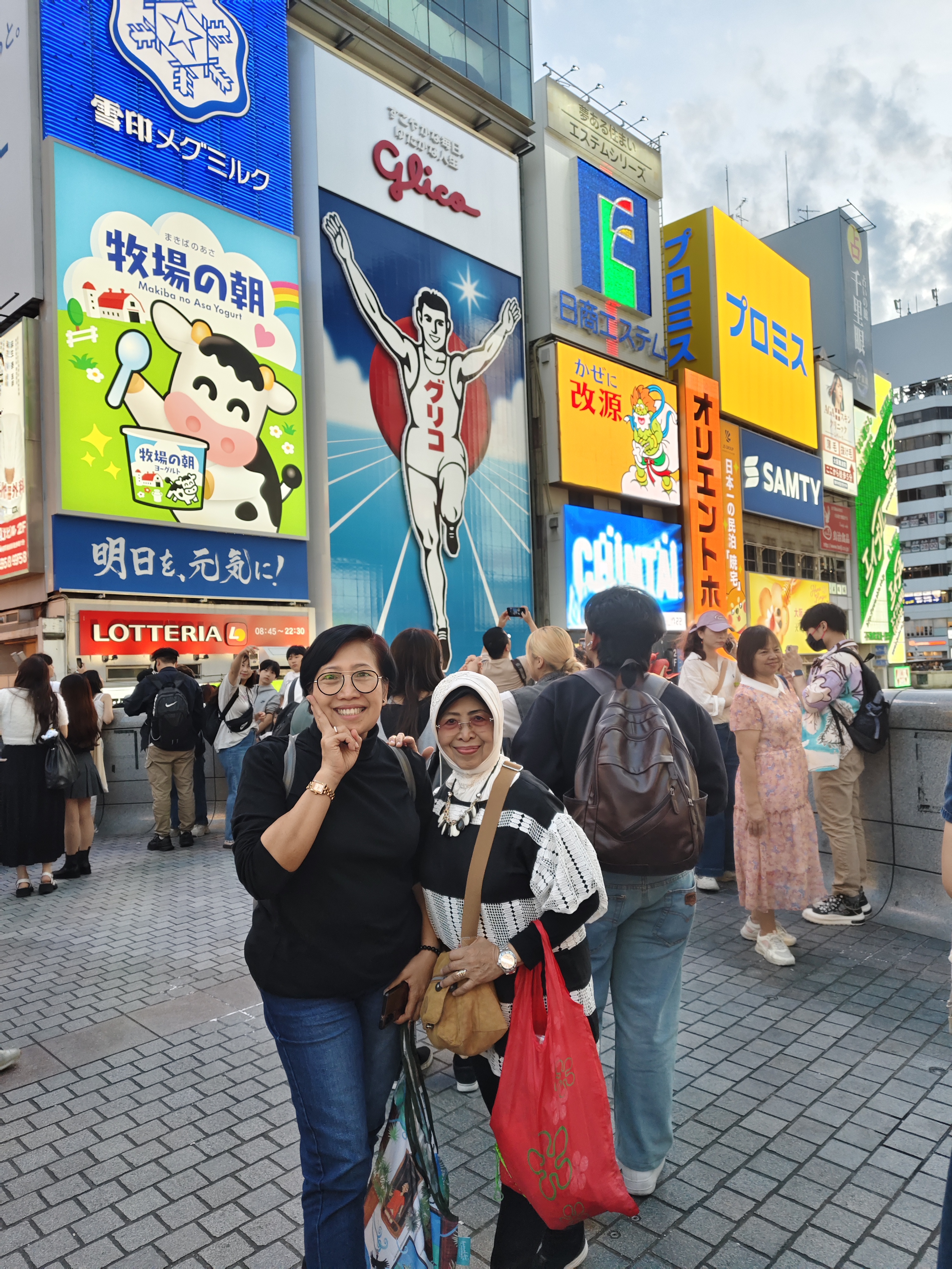 Peserta Berfoto Bersama Di Dotonbori Shinsaibaishi